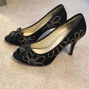 Daisy Peep toe pumps